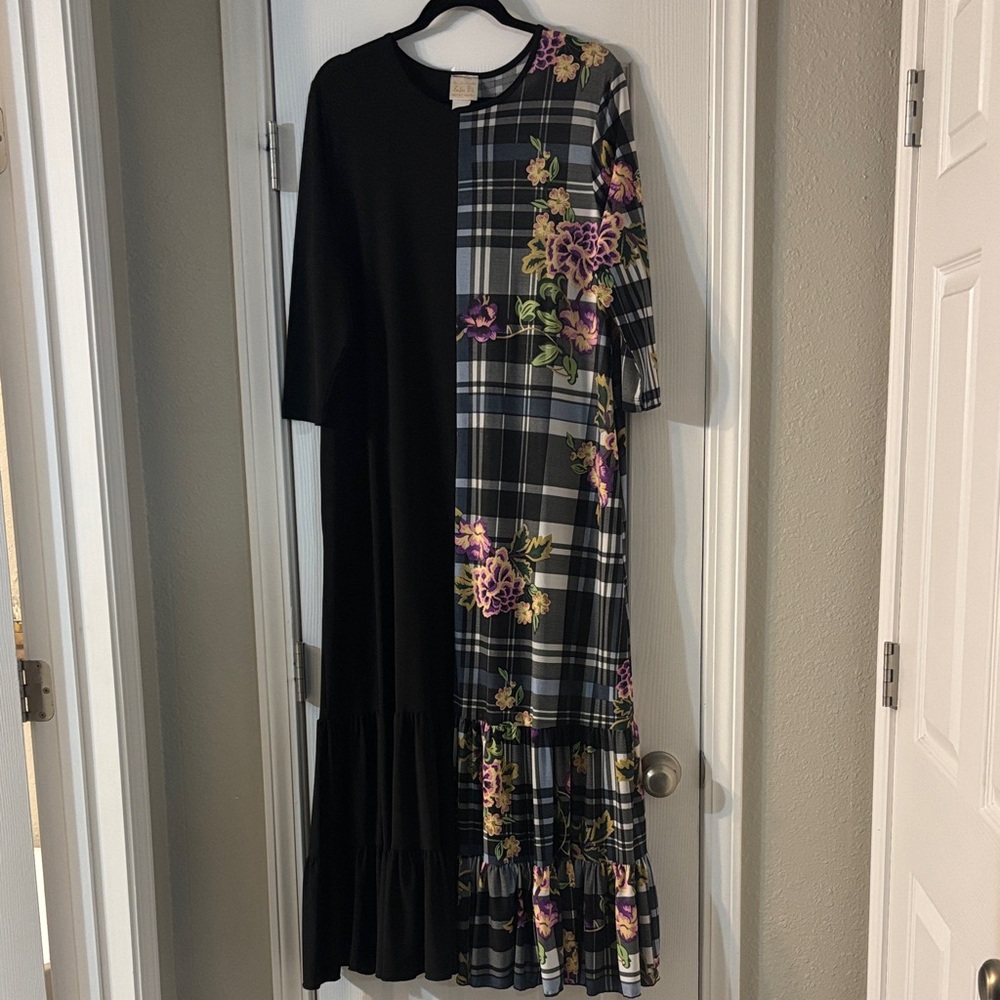Chic Black and Plaid Floral Maxi Dress